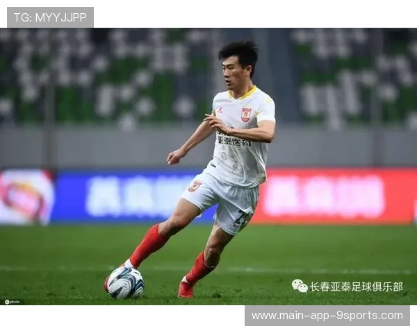 河南队周大地直传脚法在线，肋部插上吃到舒服球