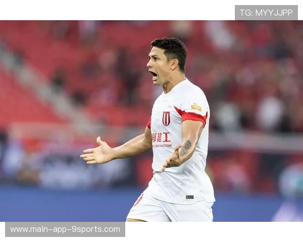 艾克森在成都蓉城对抗赛中完成远射，状态回升